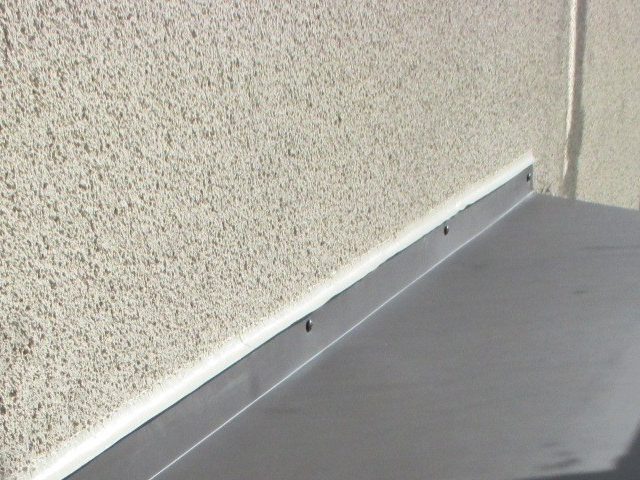 播磨町にて播磨町の庇補修における壁際取り合い部のシーリング施工